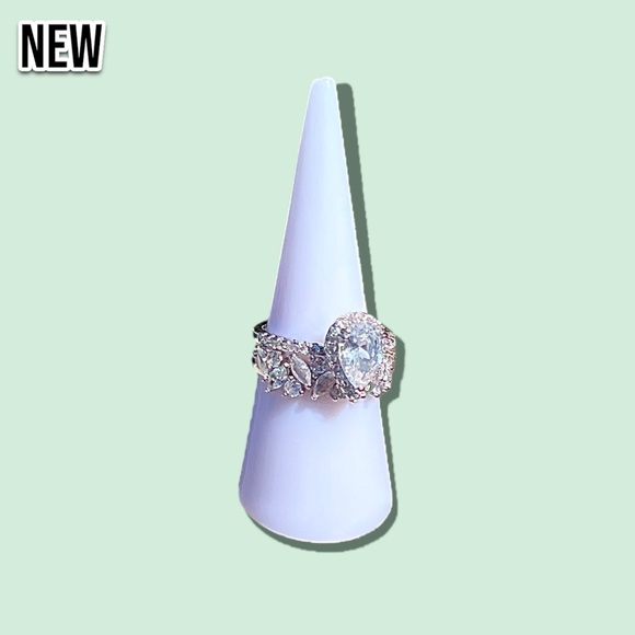 New Dazzling Cubic Zirconia Teardrop CZ Wedding Engagement Ring 2pc set - Picture 5 of 14